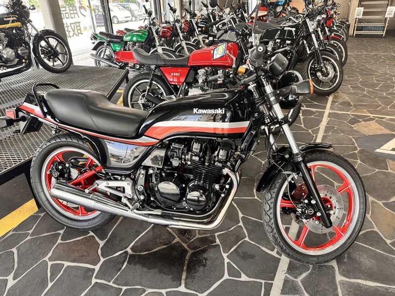 バイクを整備する専門店のスタッフ