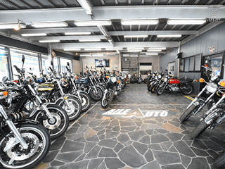 バイクがずらりと並ぶ京都・埼玉バイク廃車センターの店内