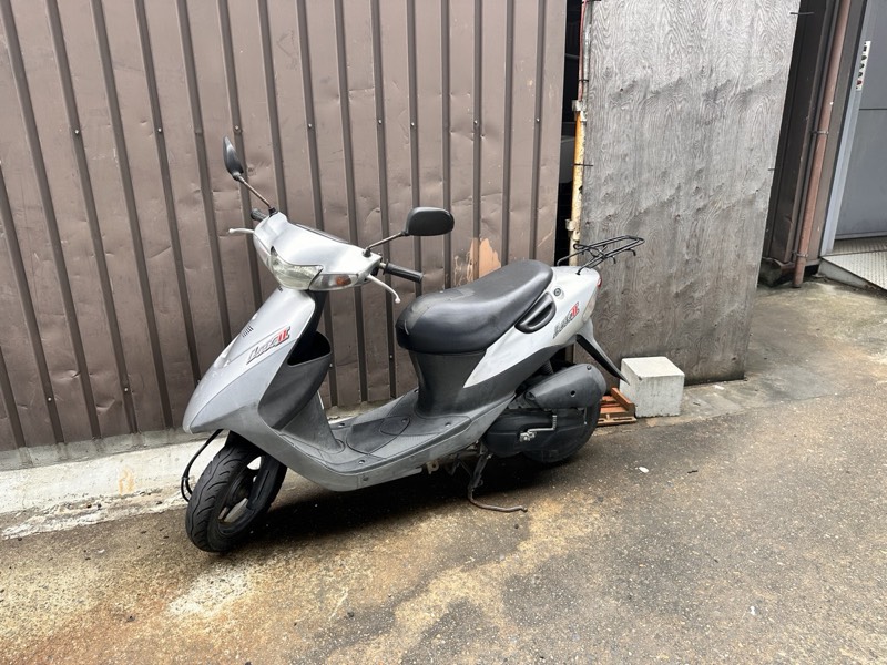 屋外に置かれたままのスクーター